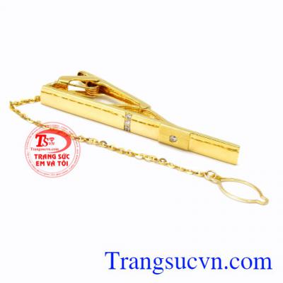 Kẹp caravat vàng đẳng cấp là sự kết hợp giữa vàng 14k và CZ chất lượng tạo nét nổi bật gây ấn tượng cho nam giới.