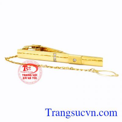 Kẹp caravat vàng đẳng cấp được chế tác tinh tế, lịch lãm cho phái mạnh.