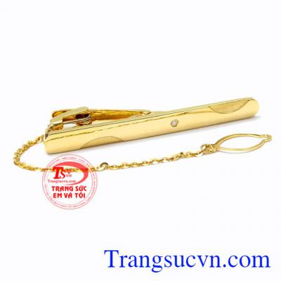 Kẹp caravat vàng danh vọng được chế tác công phu, tỉ mỉ mang lại sức cuốn hút cho phái mạnh.