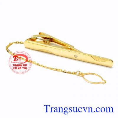Kẹp caravat vàng danh vọng với thiết kế trang nhã nhưng cũng không kém phần sang trọng sẽ là sản phẩm yêu thích của các đấng mày râu.