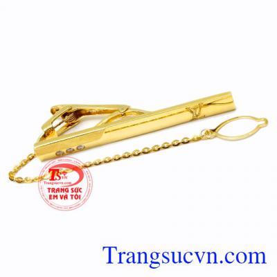 Kẹp caravat vàng tinh tế mang lại vẻ lịch lãm, đẳng cấp cho phái mạnh.