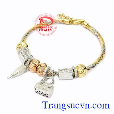 Lắc cham vàng tây thời thượng vàng 18k sẽ là sự lựa chọn hoàn hảo để làm quà tặng cho người thương.