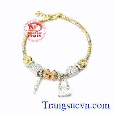 Lắc cham vàng tây thời thượng được chế tác tinh tế, đẹp mắt khiến cho các cô nàng sành điệu trở nên thời thượng hơn.