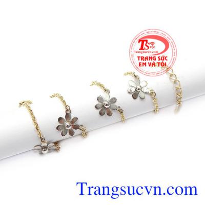Với thiết kế trẻ trung cùng hình những bông hoa nhí tạo điểm nhấn tôn lên vẻ nổi bật của sản phẩm. Lắc chân vàng bông hoa