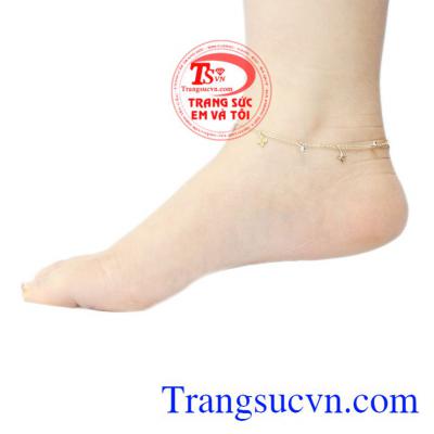 Lắc chân vàng dễ thương tạo điểm nhấn cho đôi chân của người phụ nữ, dễ dàng kết hợp với nhiều loại trang phục.