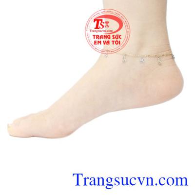 Không những vậy sản phẩm còn dễ dàng kết hợp với nhiều loại trang phục và nhiều dịp khác nhau trong năm. Lắc chân vàng điệu đà