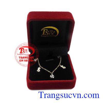 Với thiết kế kiểu dáng trẻ trung, phong cách nên được nhiều khách hàng ưa thích và lựa chọn. Lắc chân vàng điệu đà