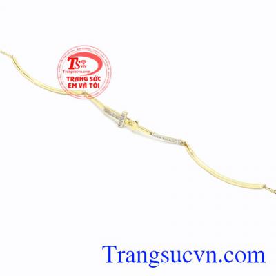 Lắc tay nữ vàng dịu dàng đeo hợp thời trang.