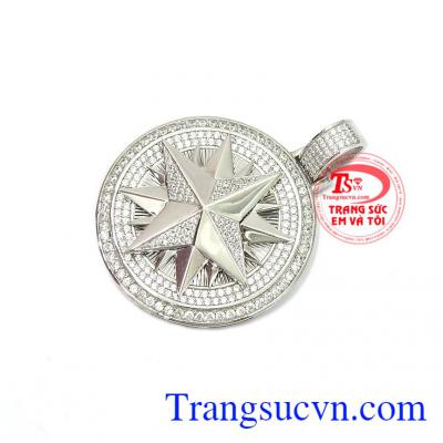 Mặt dây chuyền danh vọng được thiết kế 3D sắc nét tôn lên sự nam tính, mạnh mẽ