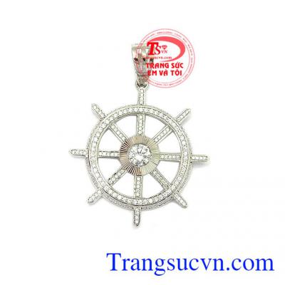 Mặt dây hoài bão được chế tác 3D sắc nét và được gắn đá lấp lánh vô cùng sang trọng