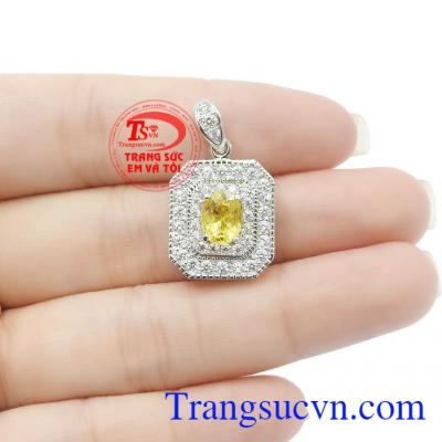 Người ta tin rằng, mỗi khi cảm thấy bất an, chỉ cần nhìn vào viên đá Sapphire lấp lánh, bạn sẽ cảm nhận được sự trong sáng và thuần khiết.,Mặt dây nữ Sapphire vàng