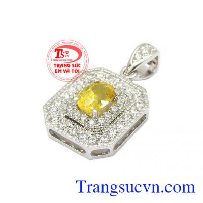 Đá Sapphire là có thể mang lại cảm giác êm đềm và tập trung tâm trí, giảm sự mệ mỏi, căng thẳng, giúp tinh thần thoải mái và loại bỏ được những suy nghĩ tiêu cực cho người đeo,Mặt dây nữ Sapphire vàng