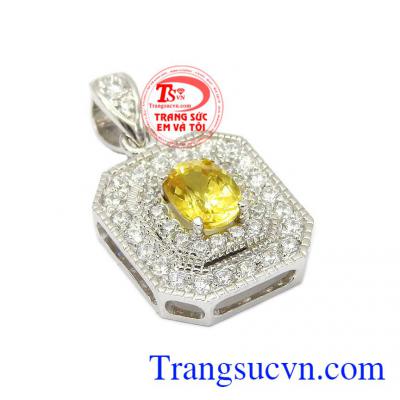 Đá Sapphire không đơn thuần chỉ là một món trang sức bình thường mà còn ẩn chứa nhiều năng lượng sâu sắc và không phải ai cũng hiểu hết ý nghĩa, công của đá Sapphire mang lại,Mặt dây nữ Sapphire vàng