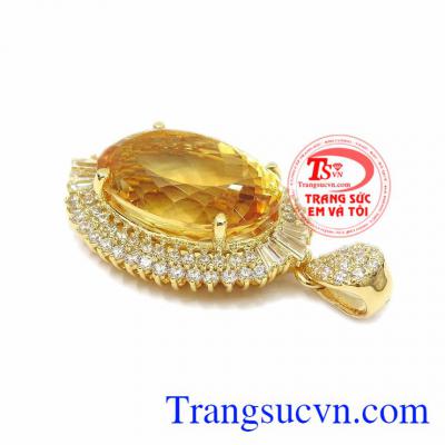 Thiết kế sang trọng, quý phái mang lại sự quyến rũ cho người dùng. Mặt dây nữ thạch anh vàng ấn tượng