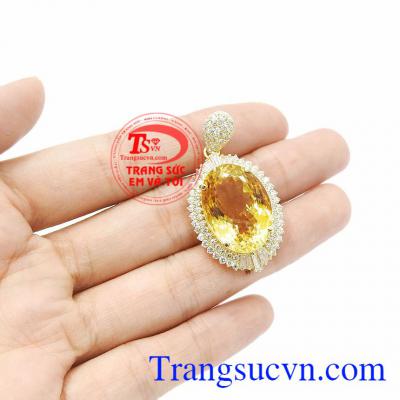 Thạch anh vàng thiên nhiên hợp phong thủy sẽ mang lại nhiều may mắn, bình an và thịnh vượng. Mặt dây nữ thạch anh vàng ấn tượng