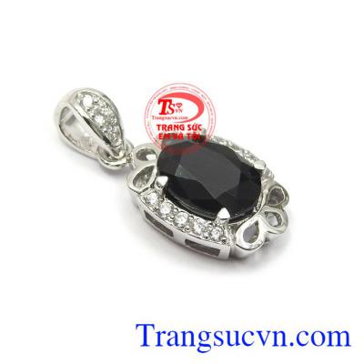 Mặt dây Sapphire cát khí đeo phù hợp phong cách thời trang phái đẹp