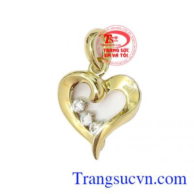 Mặt dây trái tim vàng duyên dáng, yêu kiều được đính đá thêm phần sang trọng là món quà mà bạn nữ nào cũng muốn có