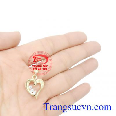 Mặt dây chuyền nữ vàng quý phái dễ kết hợp cùng nhiều kiểu dây chuyền vàng