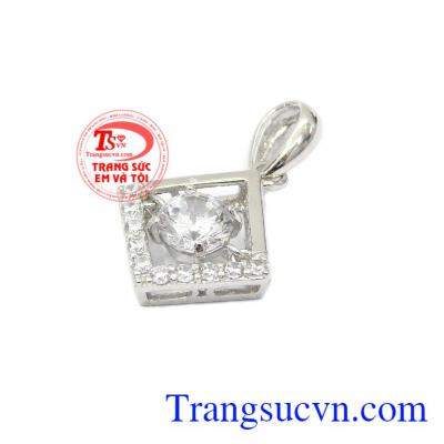 Sự kết hợp giữa vàng trắng 10k cùng đá một viên đá CZ to làm tăng thêm sự nổi bật cho sản phẩm.,Mặt dây vàng trắng nữ tính