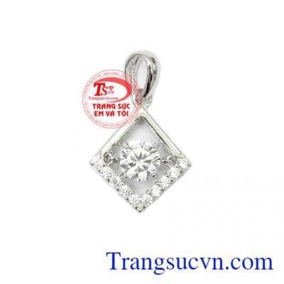 Mặt dây vàng trắng nữ tính là sản phẩm mặt dây nữ đẹp, dễ dàng kết hợp với nhiều loại dây chuyền,Mặt dây vàng trắng nữ tính