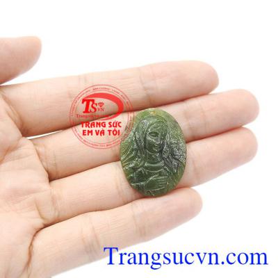 Mặt ngọc có thể bọc vàng hoặc bạc để làm mặt dây đeo. Mặt mẹ đức mẹ ngọc nephrite