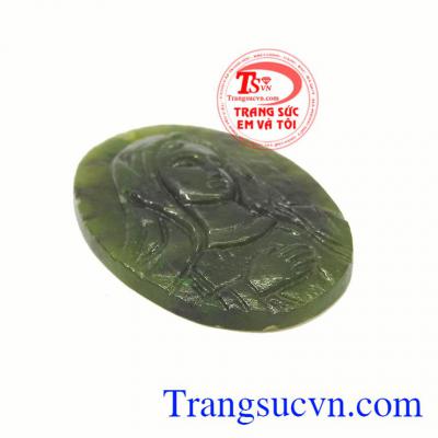 Mặt mẹ đức mẹ ngọc nephrite được chạm khắc tinh tế và sống động. 