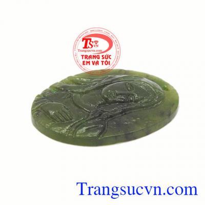 Sản phẩm được làm từ ngọc nephrite thiên nhiên mang màu sắc xanh ngọc đẹp mắt. Mặt mẹ đức mẹ ngọc nephrite