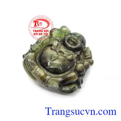 Phật Di Lặc thường gắn liền với hình ảnh tươi cười, hiền hòa, hoan hỉ, dáng bệ vệ, bụng căng, bóng, ngực phanh, thân hình thấp tròn đầy,Mặt phật Di Lặc Sapphire sung túc