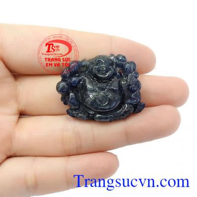 Theo dân gian, người ta cho rằng hình ảnh Phật Di Lặc tươi cười, xung quanh là bầy trẻ thơ nô đùa, vui vẻ chính là hình ảnh mang lại niềm vui, hạnh phúc cho con người,Mặt phật Di Lặc Sapphire trường sinh