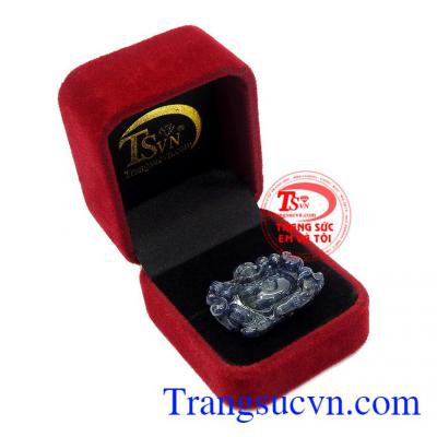 Nhiều người còn cho rằng, để một bức tượng Di Lặc trong nhà sẽ mang đến may mắn, phúc lộc, sung túc, con cháu đề huề cho gia đình,Mặt phật Di Lặc Sapphire trường sinh