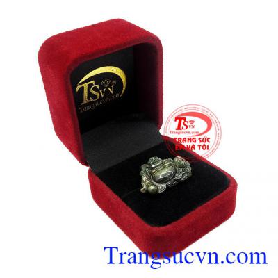 Nếu ai ăn được quả đào này sẽ được trường sinh bất lão nên hình tượng hóa lên thì ý nghĩa của tượng di lặc vác cành đào mang lại sự khỏe mạnh, tuổi thọ dài lâu cho gia đình,Mặt phật Di Lặc Sapphire trường thọ