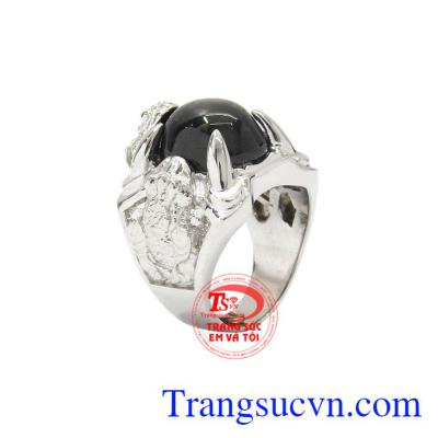 Nhẫn bạc Sapphire sao danh vọng được chế tác độc đáo, công phu cùng sự kết hợp của đá sapphire sao khiến cho chiếc nhẫn tăng phần sang trọng.