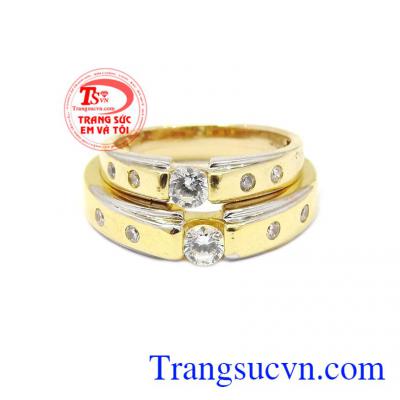 Sản phẩm hiện được nhiều cặp đôi yêu thích bởi nét đơn giản nhưng cũng không kém phần tinh tế của nó,Nhẫn cưới vàng hạnh phúc bền lâu