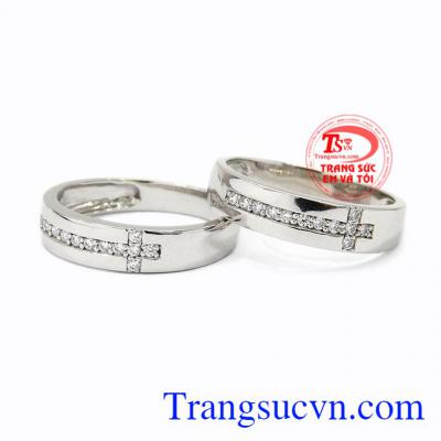 Nhẫn cưới vàng trắng trơn được thiết kế không cầu kì nhưng cũng không kém phần tinh tế.