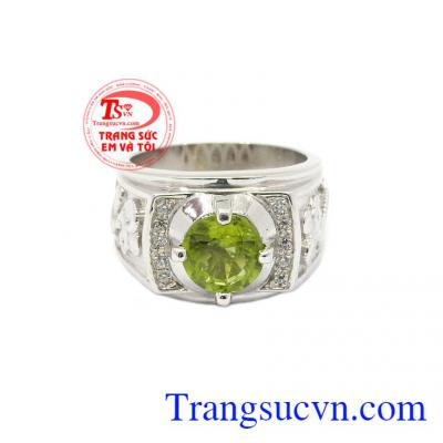 Đá Peridot có thể tăng lòng tự tin và sự quyết đoán, cân bằng sự kiên nhẫn và làm thông suốt suy nghĩ,Nhẫn nam bạc Peridot cá tính
