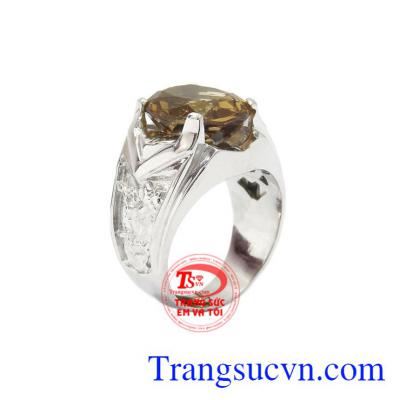 Nhẫn nam bạc thạch anh khói là sản phẩm được chế tác từ đá thạch anh khói thiên nhiên, đường nét sắc xảo.