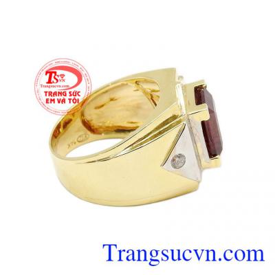 Sự kết hợp giữa vàng 14k và đá Garnet thiên nhiên mang lại sự mạnh mẽ, nam tính và nổi bật cho phái mạnh,Nhẫn nam Garnet mạnh mẽ
