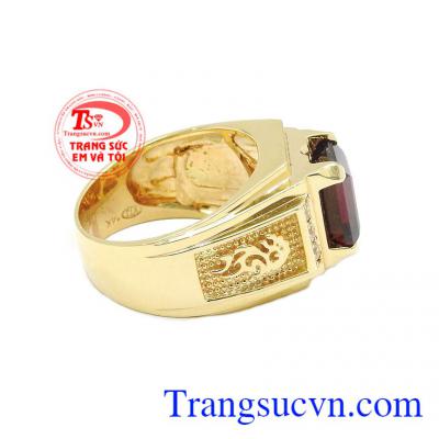 Còn theo phong thủy người phương Đông, đá garnet tượng trưng cho sự dồi dào, dư giả và màu đỏ lựu của loại đá này tượng trưng cho quyền lực và khát vọng,Nhẫn nam Garnet nam tính
