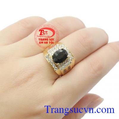 Thiết kế đơn giản, kiểu dáng hợp thời trang, dễ dàng kết hợp với nhiều loại trang phục và nhiều lứa tuổi khác nhau,Nhẫn nam Sapphire thịnh vượng