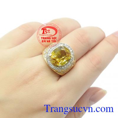 Nó giúp kích thích tâm trí, khơi mở sự khôn ngoan cho những người làm công việc lãnh đạo, điều hành như các bộ trưởng, các nhà lãnh đạo, giám đốc công ty, doanh nhân,Nhẫn nam Sapphire vàng công danh