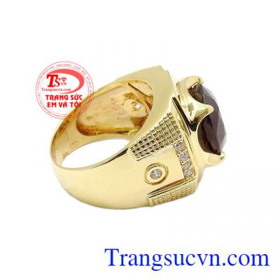 Đá Garnet cũng đại diện cho sức mạnh, sự dũng mãnh và niềm tin trong cuộc sống nên khi mang chiếc vòng này bên người sự mạnh mẽ của bạn cũng sẽ được gia tăng và luôn mang lại cảm giác yên tâm cho người sử dụng,Nhẫn nam vàng Garnet thiên nhiên