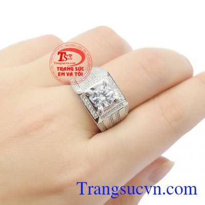 Nhẫn nam vàng trắng công danh được phái mạnh yêu thích và lựa chọn để mang lại may mắn về công việc, sự nghiệp,Nhẫn nam vàng trắng công danh