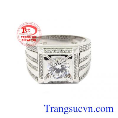 Với thiết kế đơn giản nhưng vẫn không kém phần sang trọng và mạnh mẽ đem đến cho phái mạnh sự tự tin, nổi bật,Nhẫn nam vàng trắng công danh