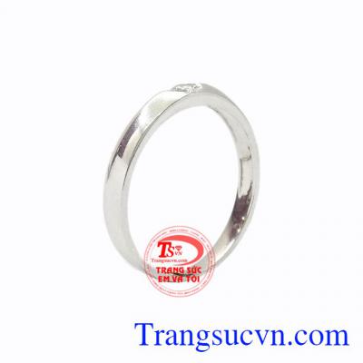 Nhẫn nam vàng trắng Forever được chạm khắc tinh tế, thiết kế bắt mắt sẽ khiến cho nam giới thích thú.