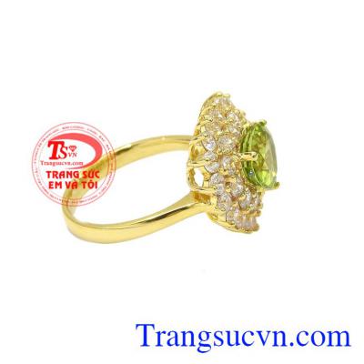 Sản phẩm thiết kế cầu kỳ, độc đáo giúp người đeo trở nên nổi bật hơn. Nhẫn nữ peridot yêu thương