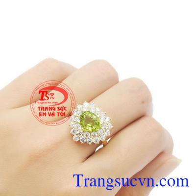 Sản phẩm được bảo hành uy tín, giao hàng toàn quốc. Nhẫn nữ peridot yêu thương.