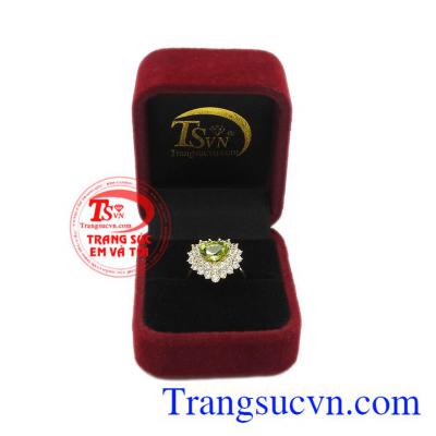 Đá peridot thiên nhiên có nhiều tác dụng trong phong thủy, khuyến khích sự tự tin, mạnh mẽ và quyết đoán mang đến cho người dùng sự thành công. Nhẫn nữ peridot yêu thương