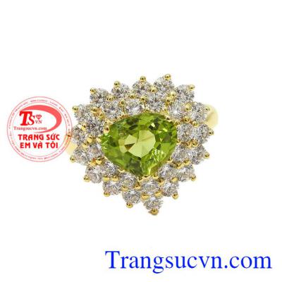 Nhẫn nữ peridot yêu thương được chế tác từ vàng tây 14k và đá peridot thiên nhiên.
