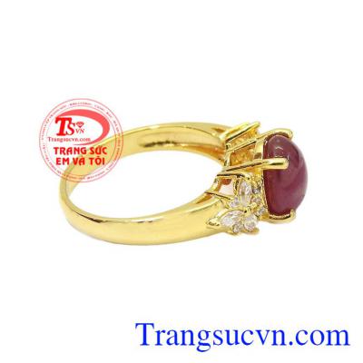 Thiết kế trang nhã, thanh lịch giúp cho người đeo thêm tỏa sáng. Nhẫn nữ ruby sao tỏa sáng