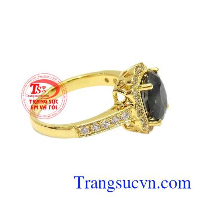 Sản phẩm kết hợp saphir thiên nhiên và vàng tây 14k đảm bảo tính bền đẹp. Nhẫn nữ saphir thiên nhiên đẹp